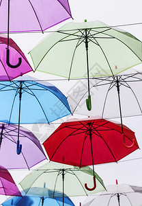 太阳白色的朗讯城里多彩雨伞装饰图片