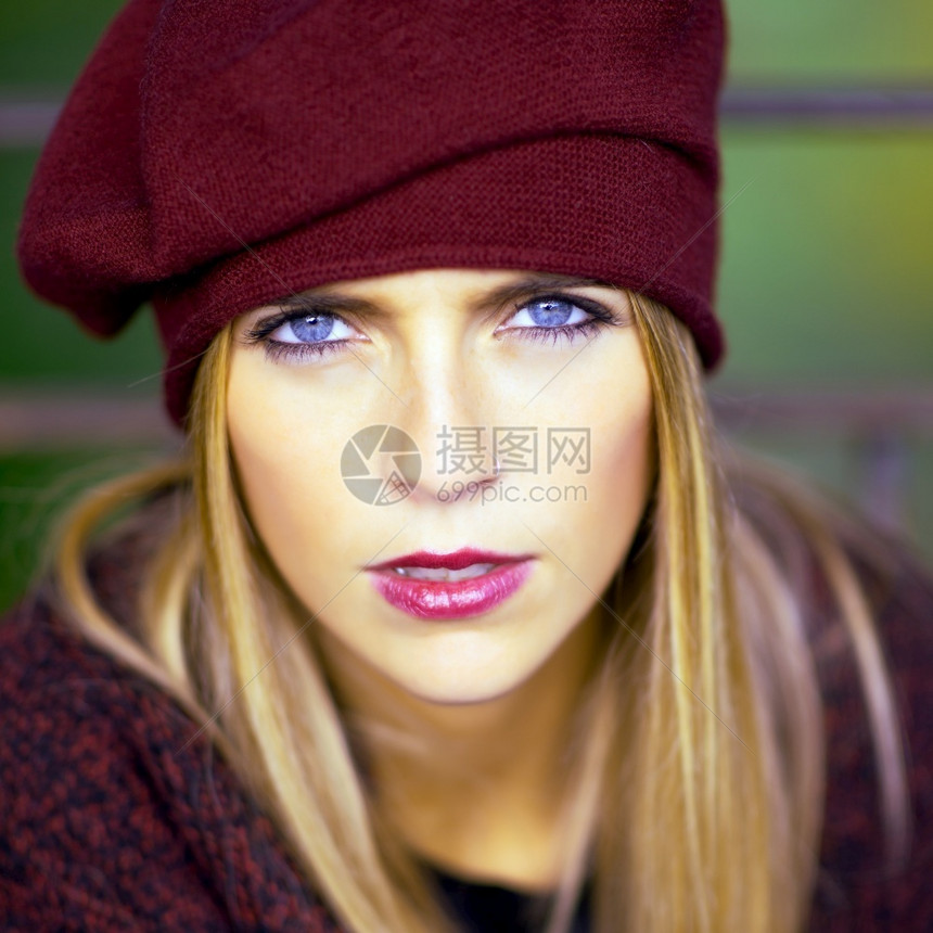 吸引人的金发女孩肖像蓝眼睛和巴斯克年轻的女图片