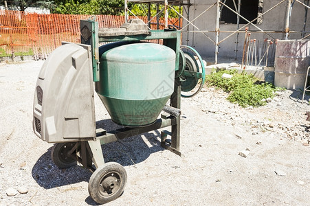 水泥搅拌车建筑工地的业水泥搅拌机械工作阳光背景图片