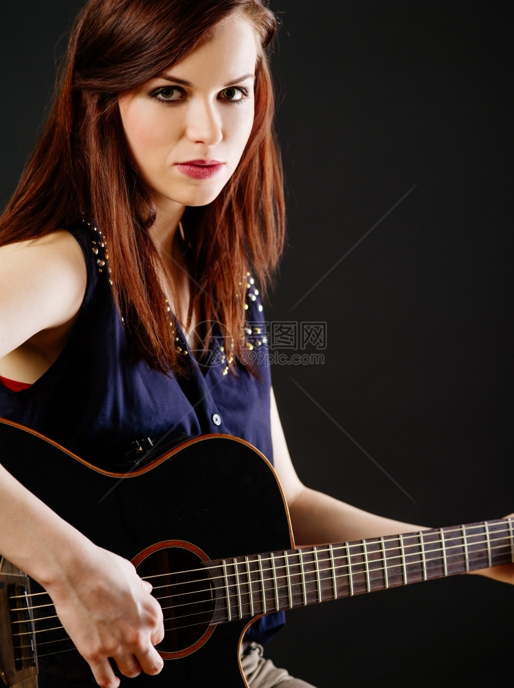 头发漂亮的照片来自一位美丽的黑发女在色背景下弹奏声响吉他坐着图片