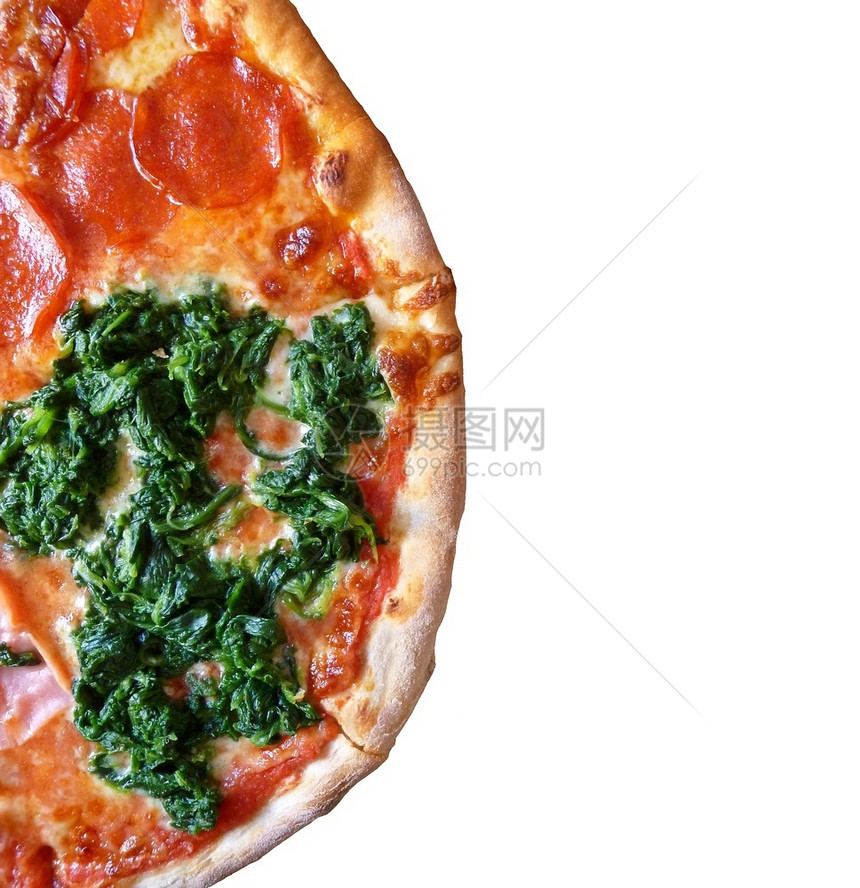红色的肉意大利辣香肠半菠菜和沙拉米披萨的顶端景色白底孤立于图片