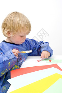 有创造力的想像围裙幼儿切割和粘贴彩色纸片图片