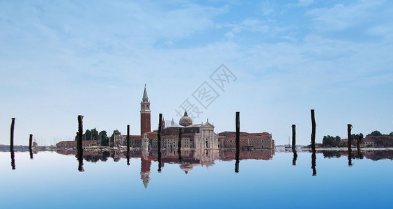 威尼斯人屋欧洲风景在水中反射图片