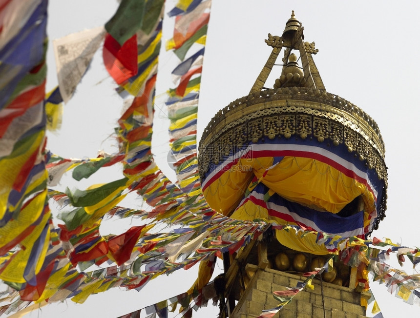 在尼泊尔加德满都BoudhanathBuddistStupa的布达纳特Boudhanath上祈祷联合国教科文组织亚洲地标图片