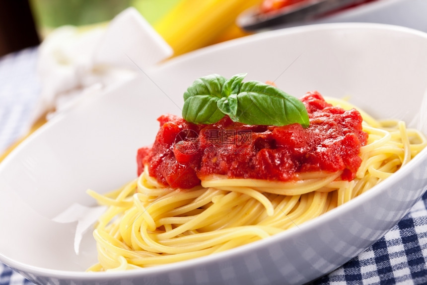 健康意大利面条和传统家毛巾上的番茄酱餐味道图片