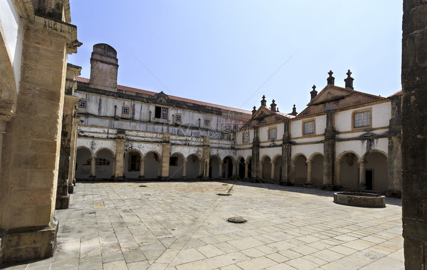 地点在葡萄牙托马尔基督女修道院向穷人分发面包剩菜的MichaCloister牌面包世界建筑学图片