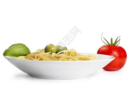 一个盘子加意面几个橄榄一番茄和罗木瓜一个盘子加意面美食斯塔克红色的背景图片