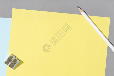 空白黄色纸铅笔和灰色背景上的锋利器创造意模拟板平办公桌创造力室空白的图片