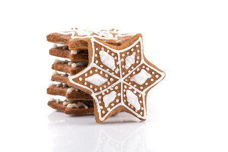 以白色背景隔绝的星体形状Christmas姜饼干传统小吃图片