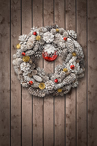木制的控板棕色木门上的白圣诞花圈背景木门上的白色圣诞花圈假期图片