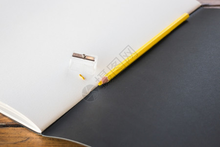 草图书库存照片上的黄铅笔配饰速写本技能图片