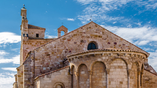 西班牙萨莫拉卡斯蒂利亚和里昂一座旧教堂的景象罗马式欧洲图片
