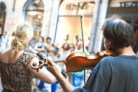 费拉拉细绳演员贝尔格莱德201年8月日意大利费拉Ferrara街头艺术家小提琴手表演者背景