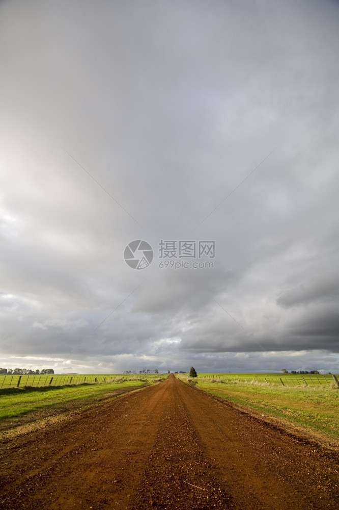 云围场在寒冬暴风雨中一片荒无人的乡村公路上美丽的图片