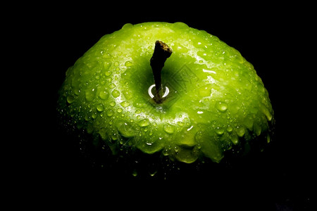 成熟整个绿苹果深底有水滴的绿苹果节食维他命图片