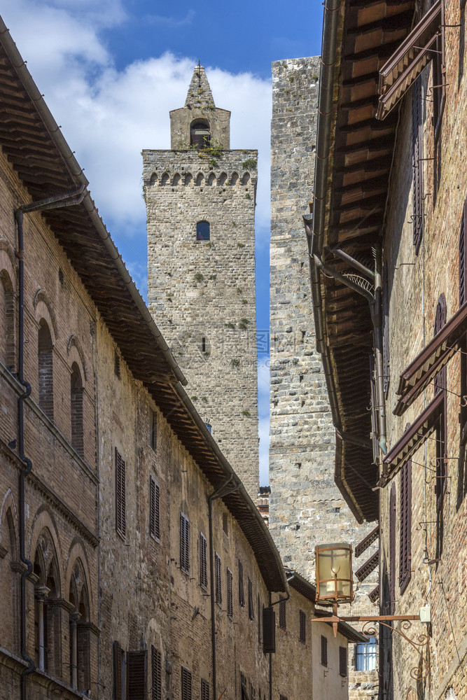 SanGimignano意大利托斯卡纳锡埃省耶一个小型中世纪山镇一座墙外的中世纪山镇以其由大约十几座塔楼组成的中世纪建筑而闻名一图片