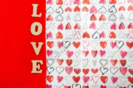 情人节使用红心的木纸字来表示爱制的白色图片