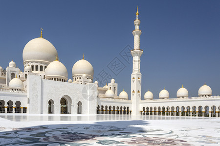 耶萨庭院在阿联酋布扎比的谢赫耶德大清真寺主穹顶上看到萨哈恩院子和尖塔新月大理石设计图片