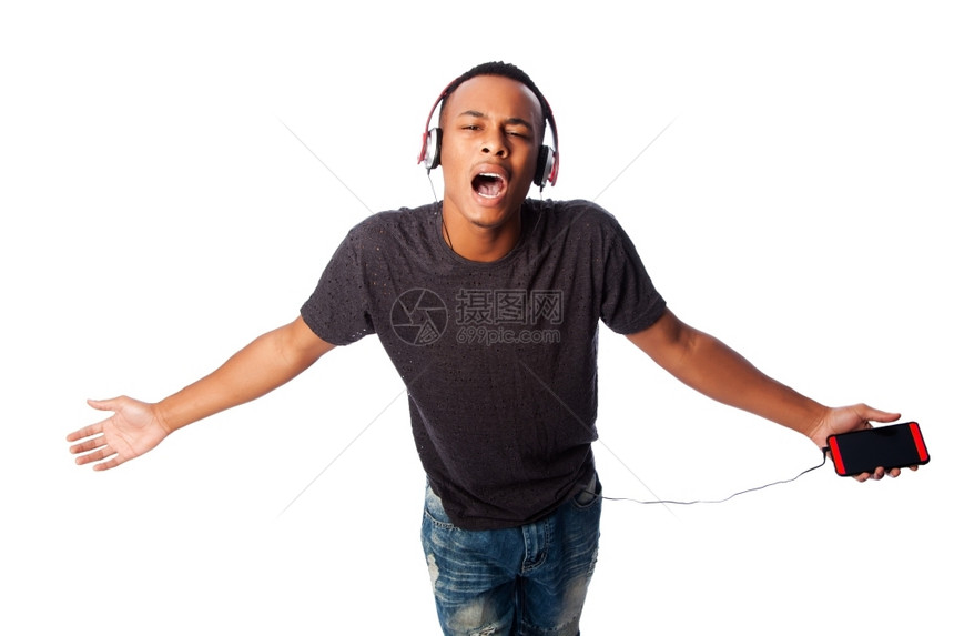 黑色的美丽非洲少年在听音乐时欢地一起唱歌用白色的高兴地跳舞图片