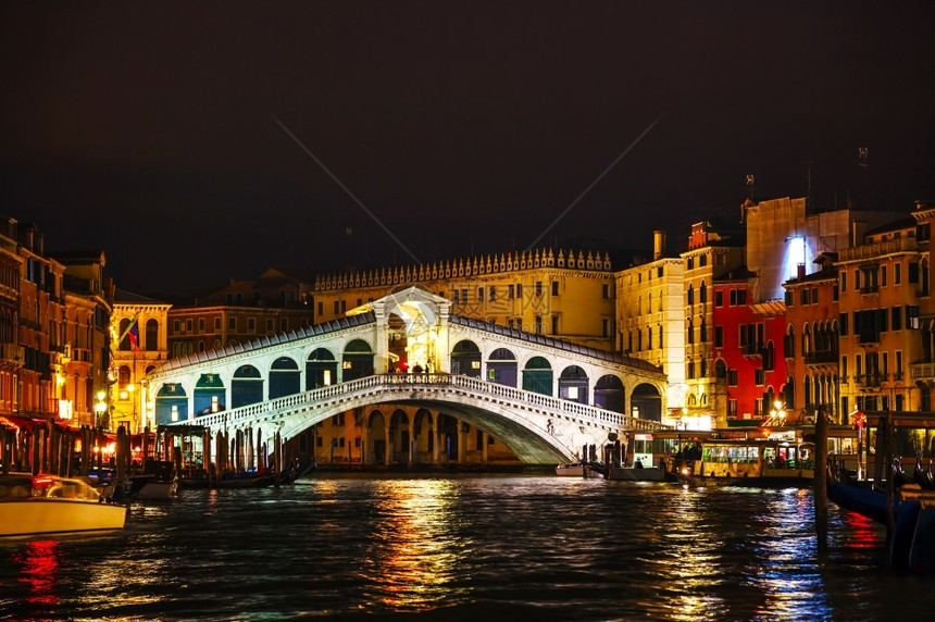 意大利威尼斯的里亚托桥PonteDiRialto夜间威尼斯人运河目的地图片