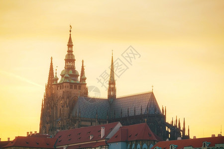 布拉格城堡在日落的傍晚关闭首都城市的旅行图片