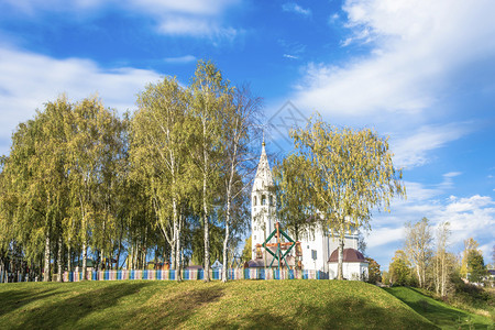 杨家堂村蓝色的俄罗斯亚拉夫尔地区Vyatkoye村基督降世东正教白色石堂雅罗斯拉夫尔区古老的塔背景