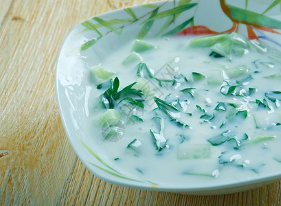 冷酸奶和草药汤Ovdukh阿塞拜疆菜健康盘子夏天图片
