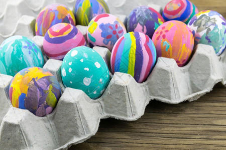 复活节以木背景为的复活鸡蛋礼物传统的图片