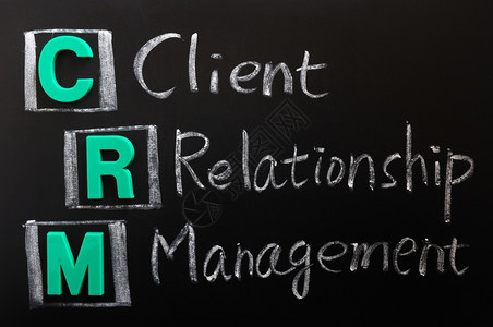 字母顾客CRM户关系管理在黑板上写成的CRM客户关系管理缩写图片
