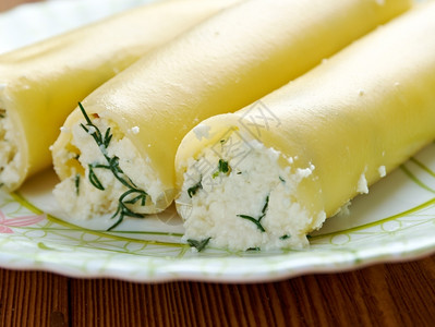 Kannelloni配有菠菜和融化的马扎里拉奶酪凝乳塞满酱背景图片