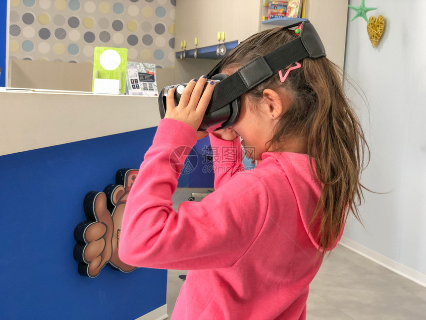 带着VR眼镜的小女孩图片