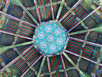 结构的在北京紫禁城观夜动物圆形装饰天花板涂上非常亮彩的色细节明亮地图片