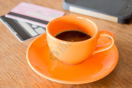 木制的杯子桌上热咖啡杯股票照片自动取款机图片