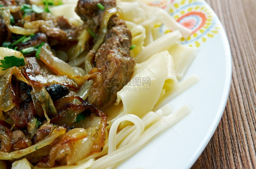 Naryn带面条的羊羔Uzbek美食蔬菜传统的盘子图片