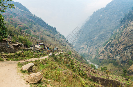 喜马拉雅山上一条路的旅游者在尼泊尔安纳普附近旅行大约亚洲人安纳普尔峰图片