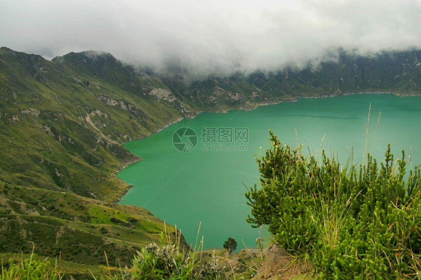 喷发荒芜之地LakeFilledQuilotoaCalderaLagunadelQuilotoa厄瓜多尔安第斯山脉厄瓜多尔美国填图片
