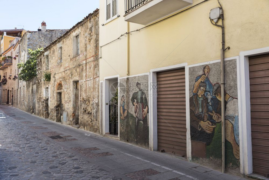 Orgosolo意大利2018年4月6日在意大利Orgosolo有壁画的主要街道自196年以来壁画反映了撒丁岛政治斗争和国际问题图片