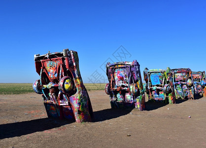 卡迪拉克牧场配有彩色涂漆的cadillac汽车团体艺术的图片