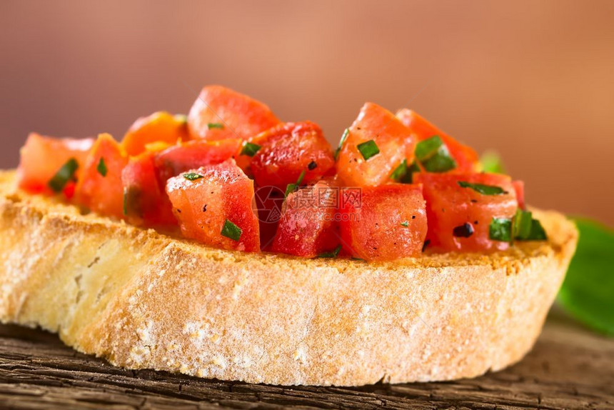 法国面包早餐关注新鲜番茄面包和BusilBrushetta的意大利传统抗巴斯托选择焦点重是面包新鲜番茄中的第一批片布鲁斯凯塔图片
