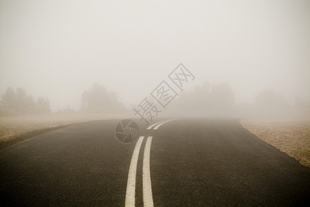薄雾黑路两条线消失在浓雾中多路段线条背景图片