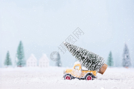 玩具车上的圣诞树在自然风景背的地表下穿过雪中奔跑霜庆典交通图片