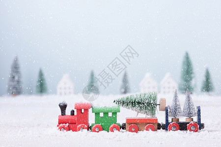 圣诞节玩具火车上的圣诞树图片