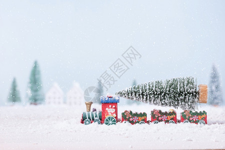 交通玩具火车上的圣诞树图片