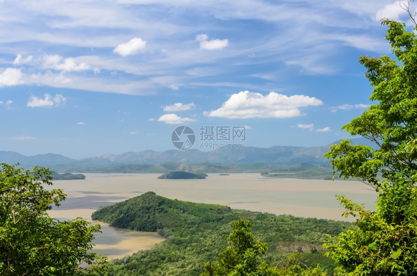 绿色天克拉布里河与泰国农山的空中视图树图片