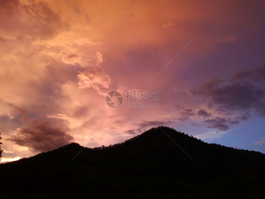 景观夏天山上有云照光的蓝色图片