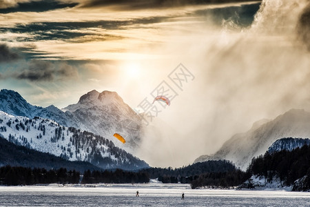 雪山跳伞运动背景图片