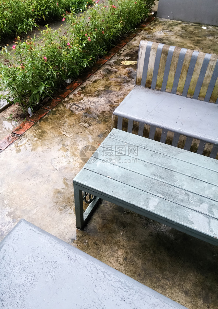 混凝土长椅布下雨在公园放松坐娱乐桌子图片