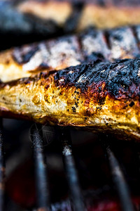 新鲜的健康烧烤鱼木炭上的灰鱼晚餐图片