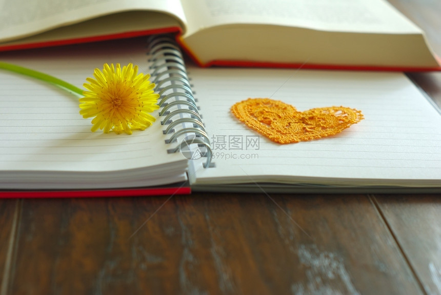 写在笔记本上的花朵心印为教师节快乐庆祝黄花的画面老师信息纸图片