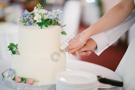 蛋糕切件婚礼新娘和新郎切结婚蛋糕背景